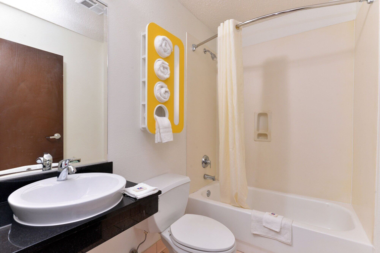 Bathroom 4, Motel 6 Richburg, SC, Chester