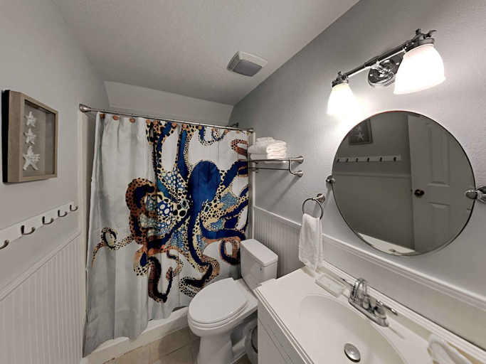 Bathroom 4, Beachin' Time by Southern Vacation Rentals, Baldwin