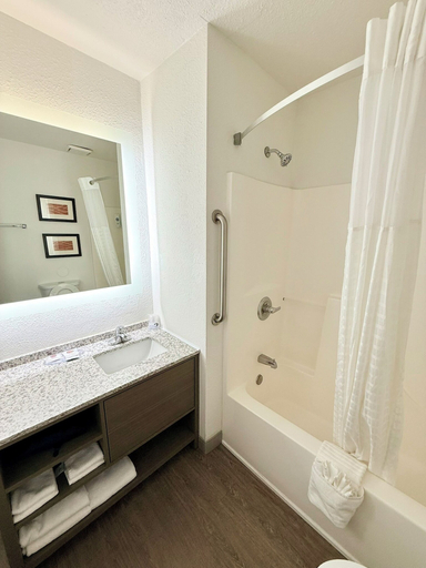 Bathroom 5, Comfort Inn Gallup I-40 Exit 20, McKinley
