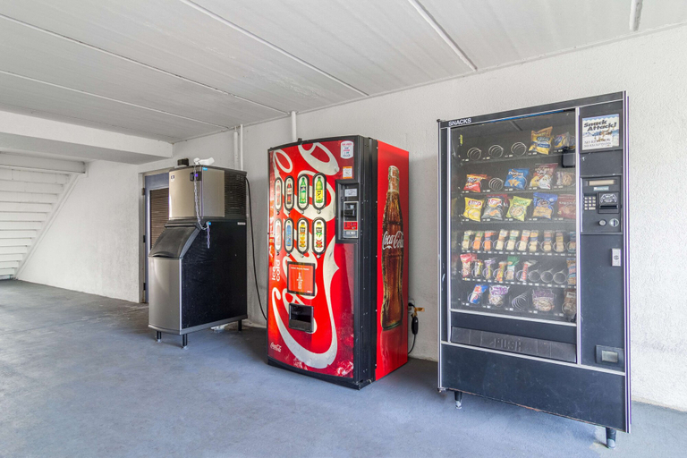 Food & Drinks 4, Motel 6 Waycross GA, Ware