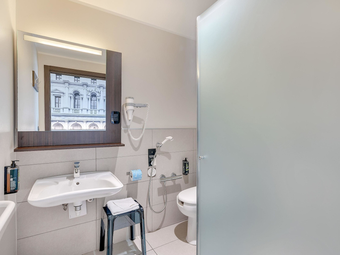 Bathroom 4, B&B HOTEL Bergamo City, Bergamo