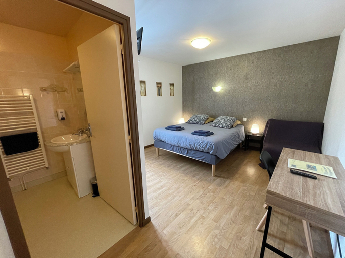 Bedroom 2, L'Astrassadou, Cantal