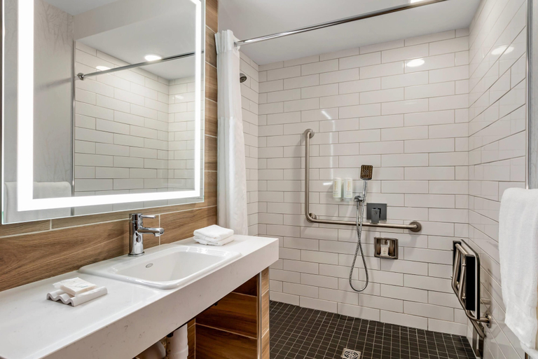 Bathroom 4, Clarion Lakeside Inn & Conference Centre, Kenora