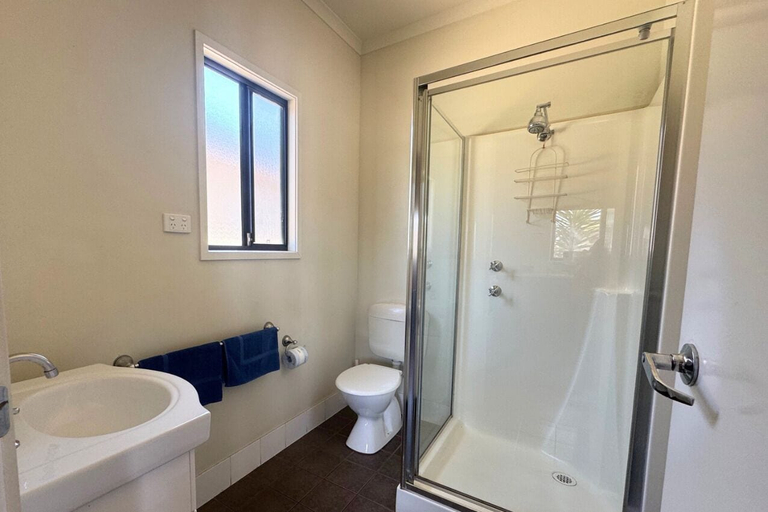 Bathroom 3, Sundowner Cabin and Tourist Park, Whyalla