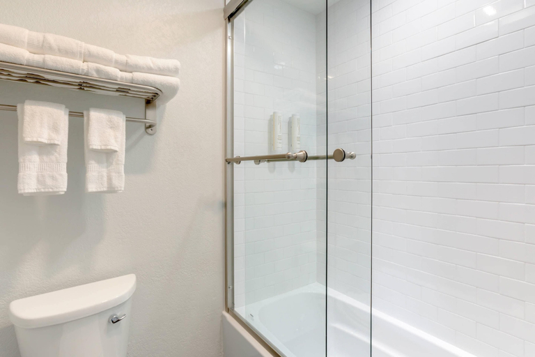 Bathroom 4, Clarion Pointe Prescott Valley, Yavapai