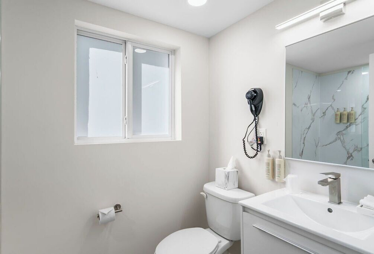 Bathroom 5, The Garden Hotel & Resort, Broward