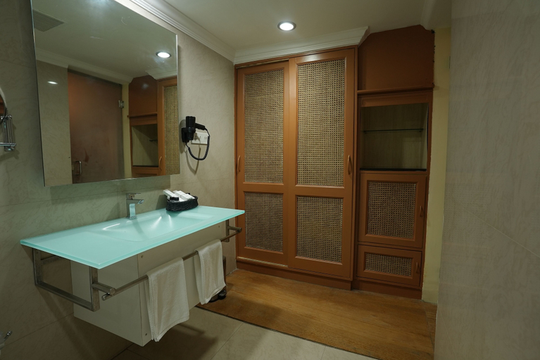 Bathroom 4, Saj Earth Resort, Ernakulam