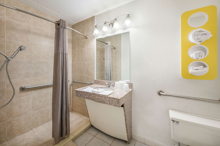 Bathroom 4, Motel 6 Henderson, TX, Rusk