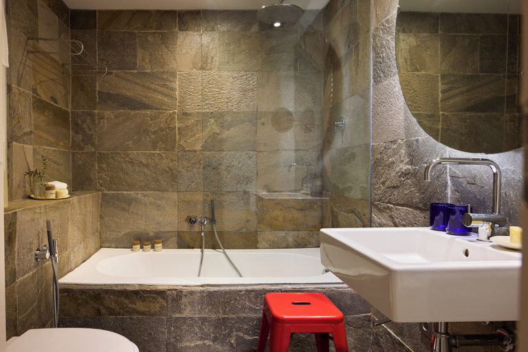 Bathroom 5, Neri, Barcelona