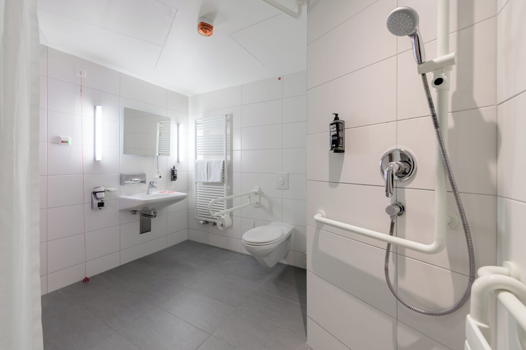 Bathroom 4, ibis Berlin Hauptbahnhof, Berlin