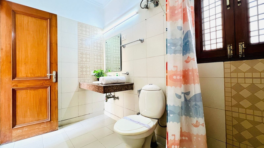 Bathroom 4, Olive Service Apartment DLF Galleria, Gurgaon