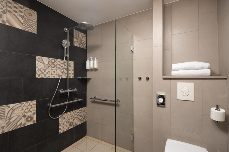 Bathroom 5, Hilton Garden Inn Bordeaux Centre, Gironde