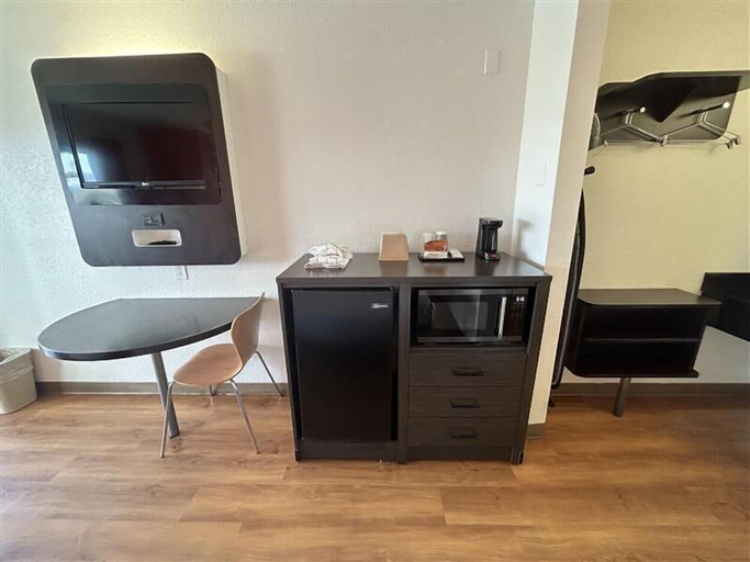 Others 5, Studio 6 Suites - Riverside, Ca, Riverside