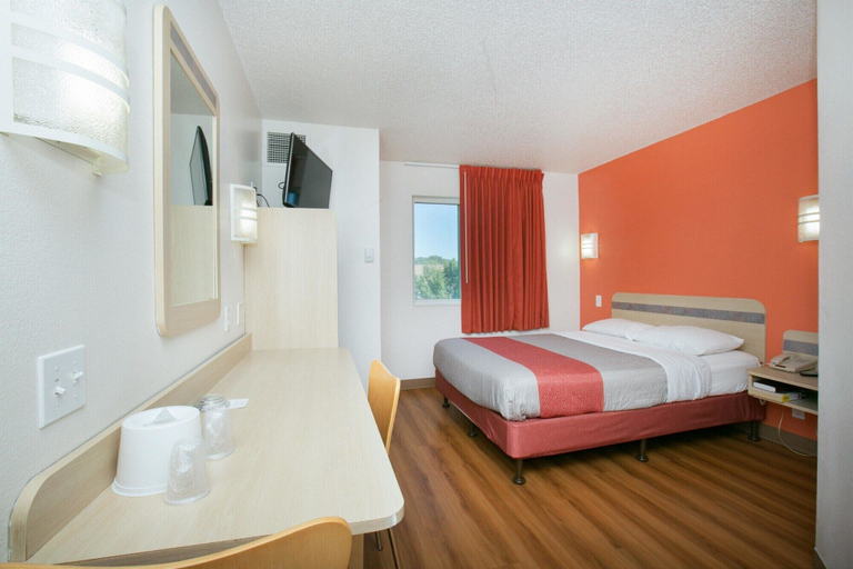 Bedroom 3, Motel 6 Minneapolis-Brooklyn Center, Hennepin