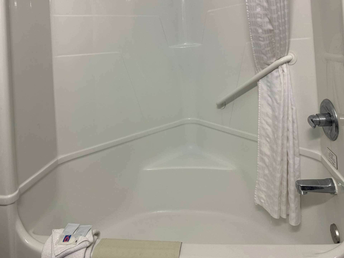 Bathroom 4, Motel 6 Mission, TX, Hidalgo