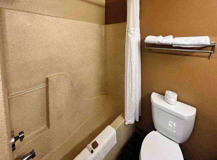 Bathroom 5, Studio 6 Memphis, TN – East Memphis, Shelby