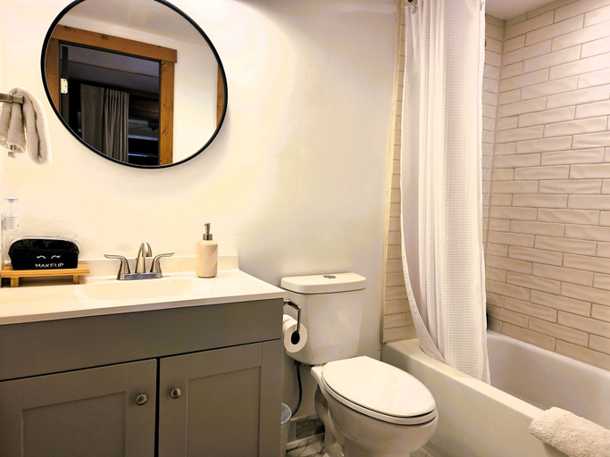 Bathroom 4, New Denver Lodge, Central Kootenay