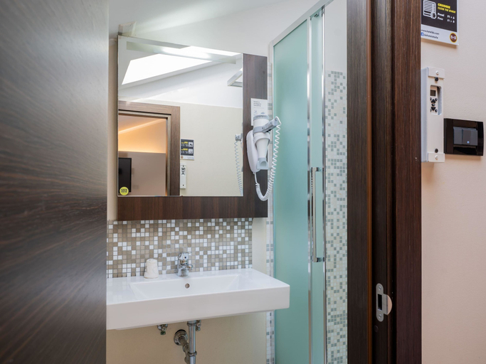 Bathroom 4, B&B Hotel Trieste, Trieste