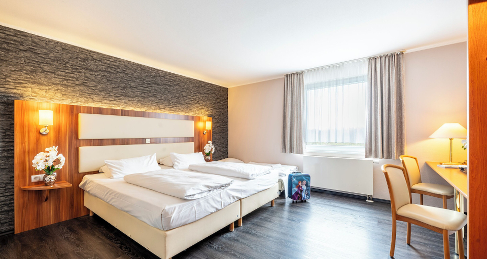 Bedroom 4, PLAZA INN Zwickau, Zwickau