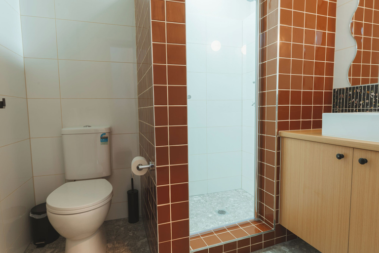 Bathroom 5, Hotel Allen, North Ward-Castle Hill