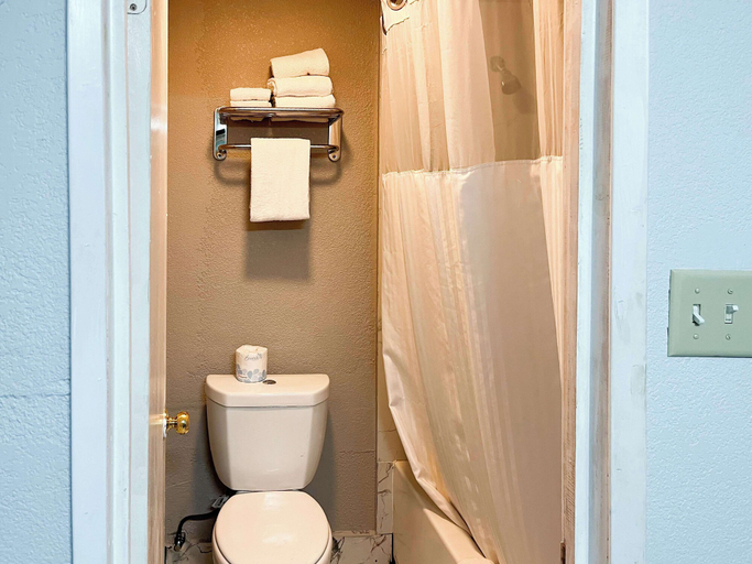 Bathroom 4, Studio 6 Suites Delano, CA, Kern