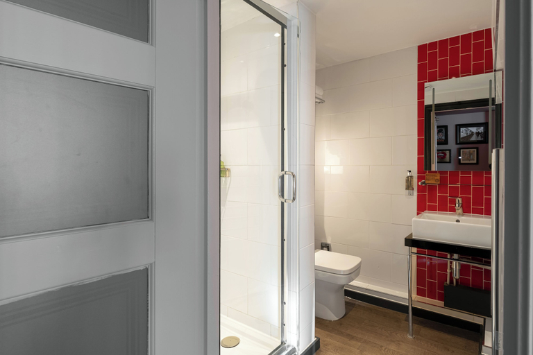Bathroom 3, The Wellington Hotel, London