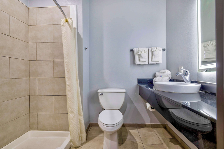 Bathroom 4, Motel 6 Texas City, TX - I-45 South, Galveston