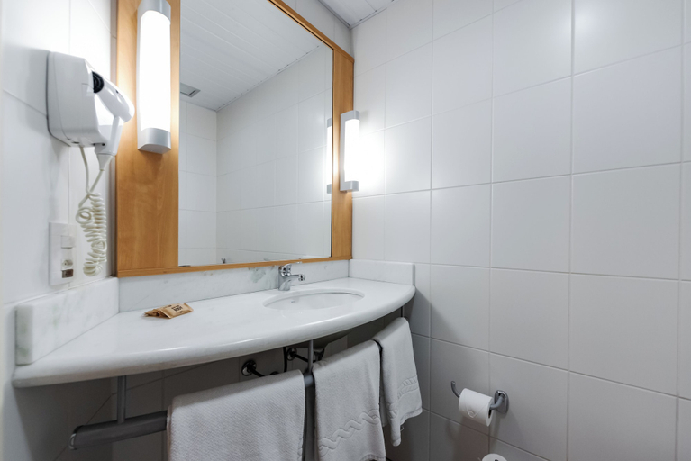 Bathroom 4, Ibis Novo Hamburgo, Novo Hamburgo