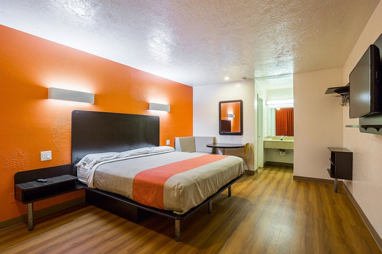 Bedroom 3, Motel 6 Madisonville, TX, Madison