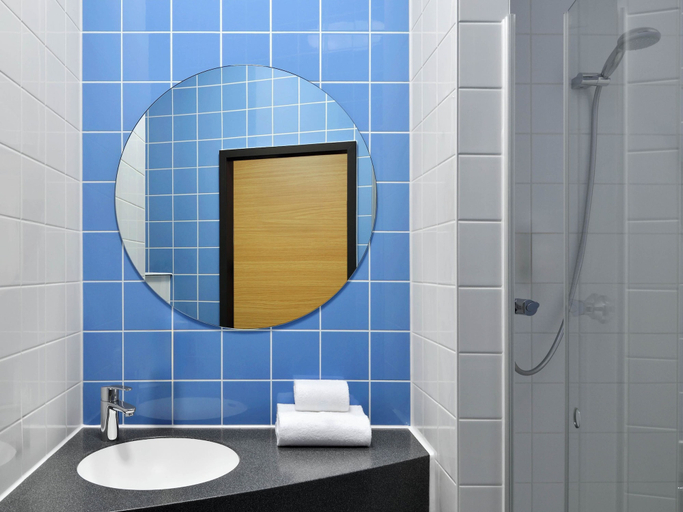 Bathroom 5, B&B HOTEL Erfurt-Hbf, Erfurt