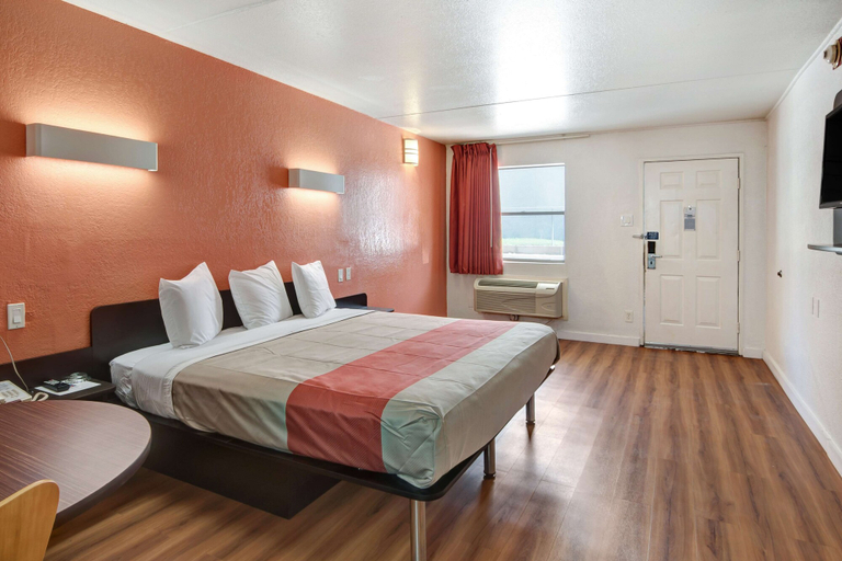 Bedroom 3, Motel 6 Dallas, TX - Forest Lane, Dallas