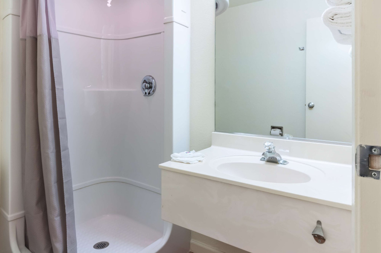 Bathroom 4, Motel 6 Green River, UT, Grand