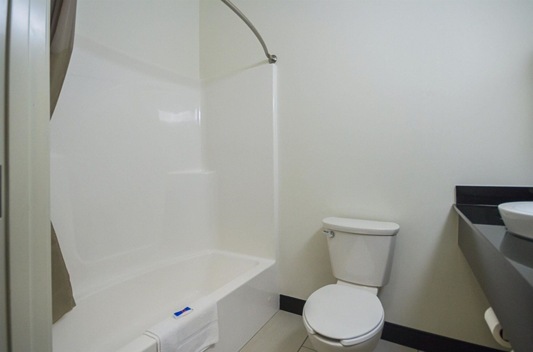 Bathroom 4, Days Inn by Wyndham South Bend / Notre Dame, Saint Joseph