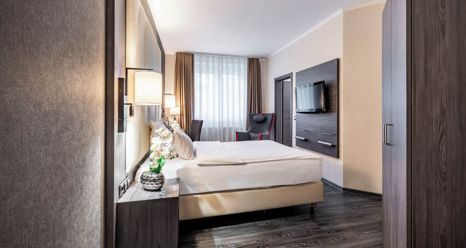 Bedroom 3, PLAZA INN Schmöker-Hof, Segeberg