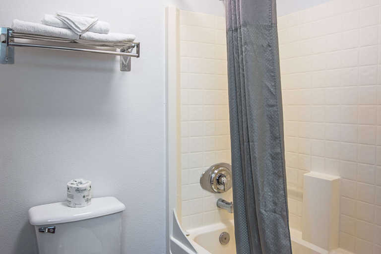 Bathroom 4, Motel 6 Newport, OR, Lincoln