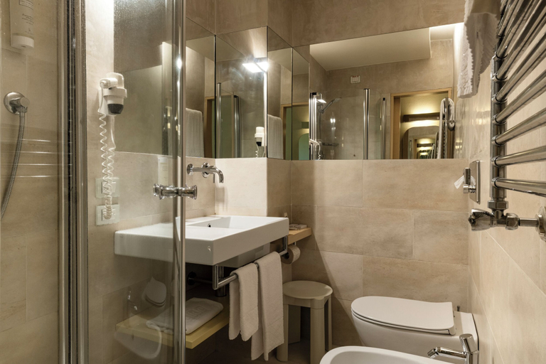 Bathroom 5, Albergo Celide, Lucca