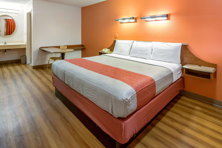 Bedroom 3, Motel 6 Dayton, OH - Englewood, Montgomery