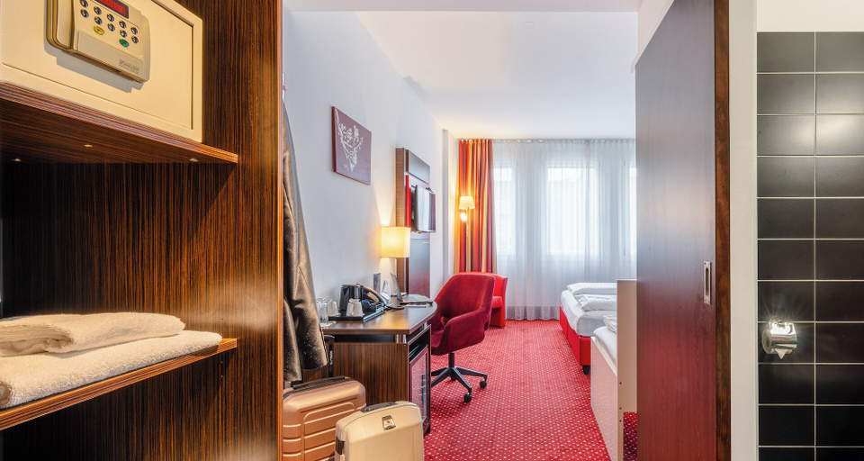 Bedroom 5, PLAZA INN Amedia Wien, Wien