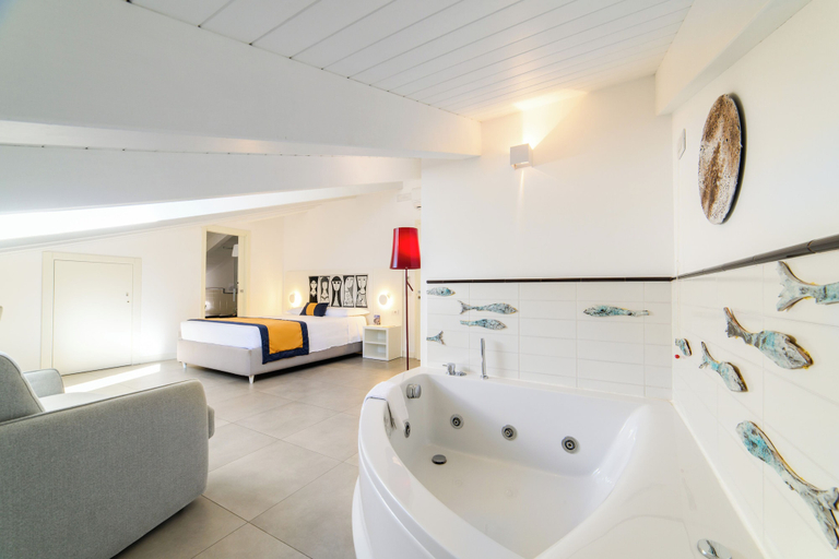 Bathroom 4, Zia Pupetta Suites, Salerno