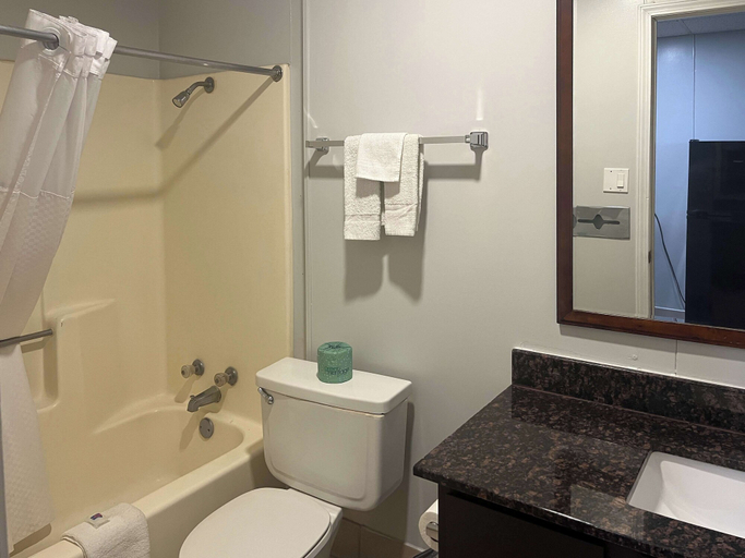 Bathroom 4, Studio 6 Borger, Tx – Boom Town, Hutchinson