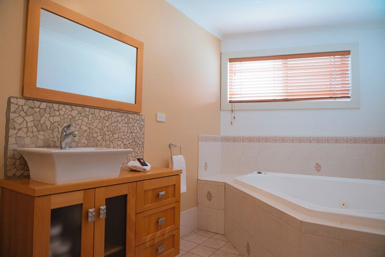 Bathroom 4, The Black Dolphin Holiday Park, Bega Valley