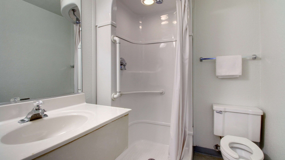 Bathroom 5, Motel 6 Owensboro, KY, Daviess