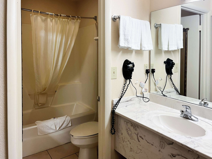 Bathroom 4, Motel 6 Abbeville, AL, Henry