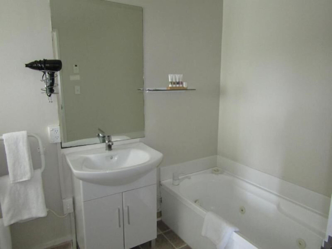 Bathroom 4, Pohutu Lodge Motel, Rotorua