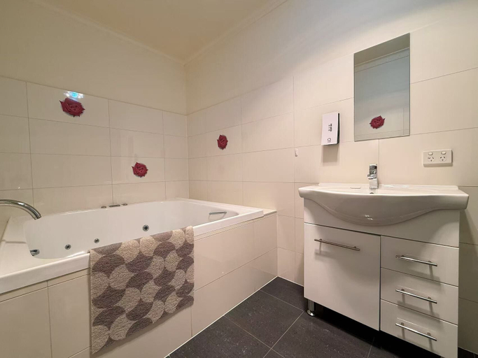 Bathroom 3, Lakeside Motel Waterfront, E. Gippsland - Bairnsdale