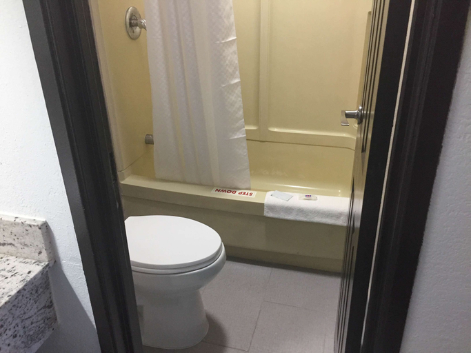 Bathroom 4, モーテル 6 バーンズビル、ミネソタ, Dakota