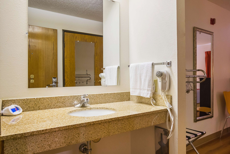 Bathroom 4, Motel 6 Waterloo, IA - Crossroads Mall - Cedar Falls, Black Hawk