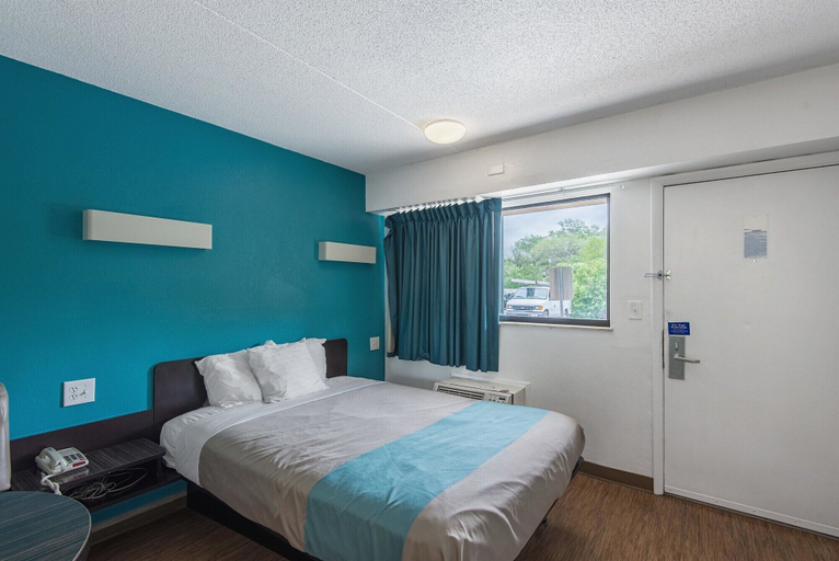 Bedroom 5, Motel 6 Overland Park, KS, Kansas City