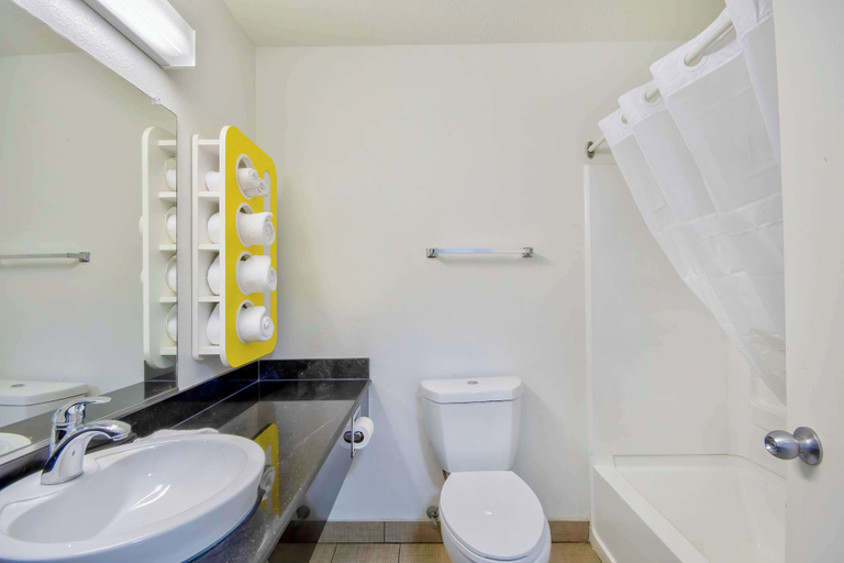 Bathroom 4, Studio 6 Georgetown, KY – Lexington North, Scott