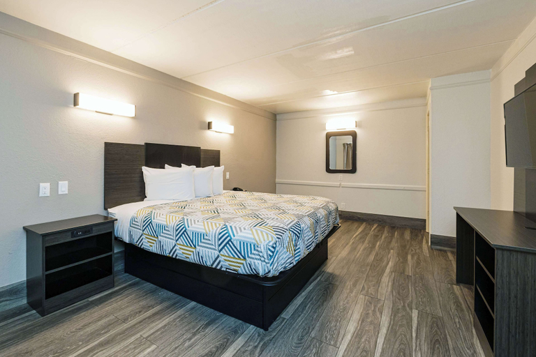Bedroom 3, Motel 6 Baytown, TX - Garth Rd, Houston